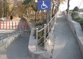 بررسی ضوابط معابر پیاده برای معلولین